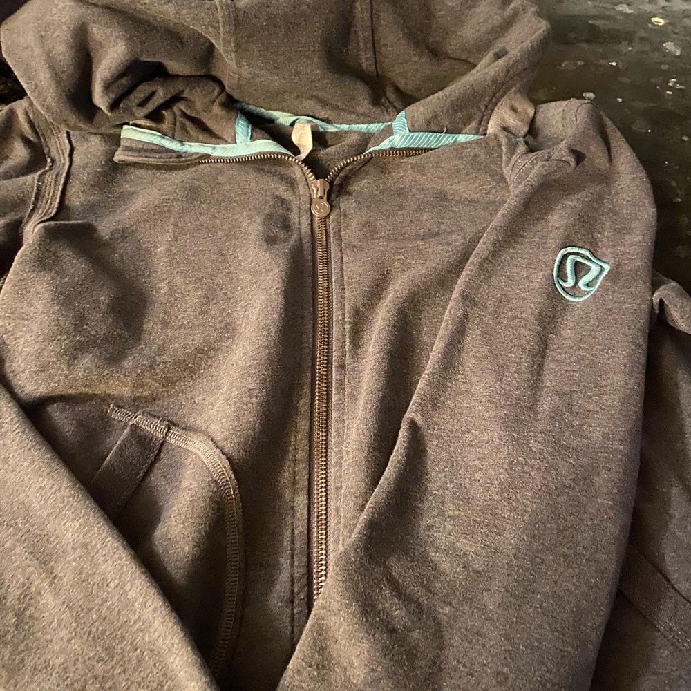 Lululemon hoodie. No sting. Still in great cond.
